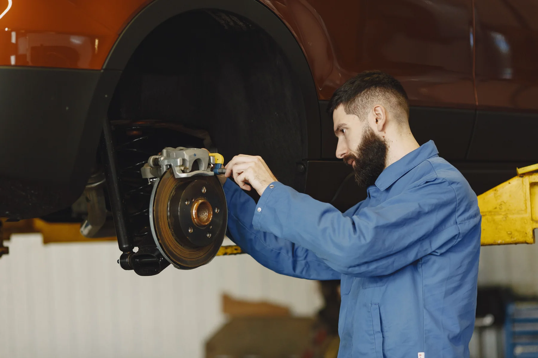 Techniker prüft ein Bremssystem am Fahrzeug